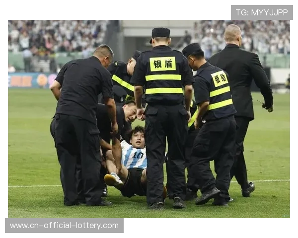 球迷投掷烟雾弹击中克雷莫纳门将奥代罗，比赛一度中断